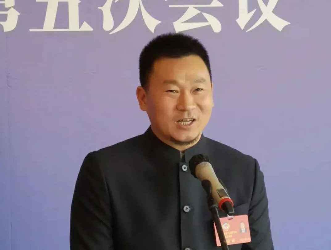 202204221343.jpg 为进一步展示市政协团结、民主、开放、自信的形象,向市民和网友展示政协委员的履职风采,中山市政协十二届五次会议在2月4日上午开幕前开设“委员通道”,市政协委员、开云官方站网页版-开云(中国)公司总经理陈朝阳走进“委员通道”,回应社会关切的问题。他就如何做好城市应急管理规划的问题进行发言,并回答记者提问。.jpg